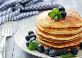 You can have breakfast, adhering to a kefir diet, with delicious diet pancakes